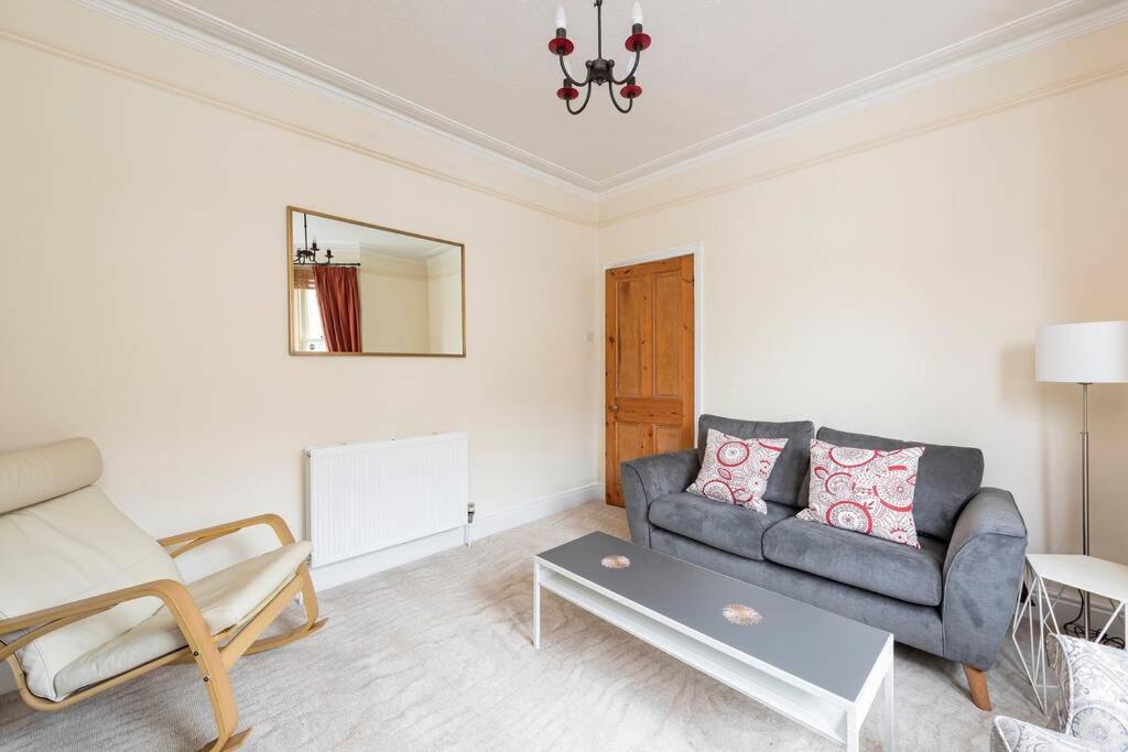 Spacious House - 2 Double Rooms - Street Parking - Garden باث المظهر الخارجي الصورة